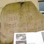 NS-Inschrift an Gedenkstein: Schüler stöbern in Archiven