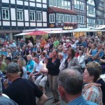 Open Air Konzert füllt den Rintelner Marktplatz in der Abendsonne