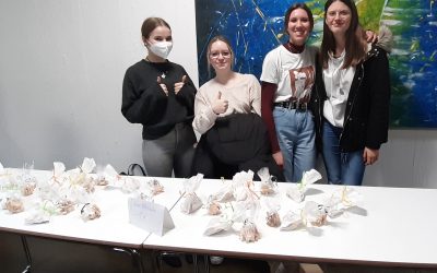 Bunter Weihnachtsmarkt des Abijahrgangs am letzten Schultag