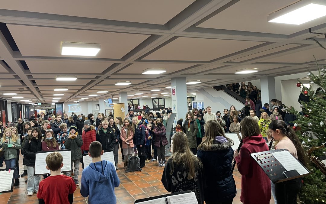 Weihnachtsflashmob der Bläserklasse im Forum